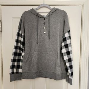 NWOT Plaid sleeve, grey body hoodie w/kangaroo pocket. Medium